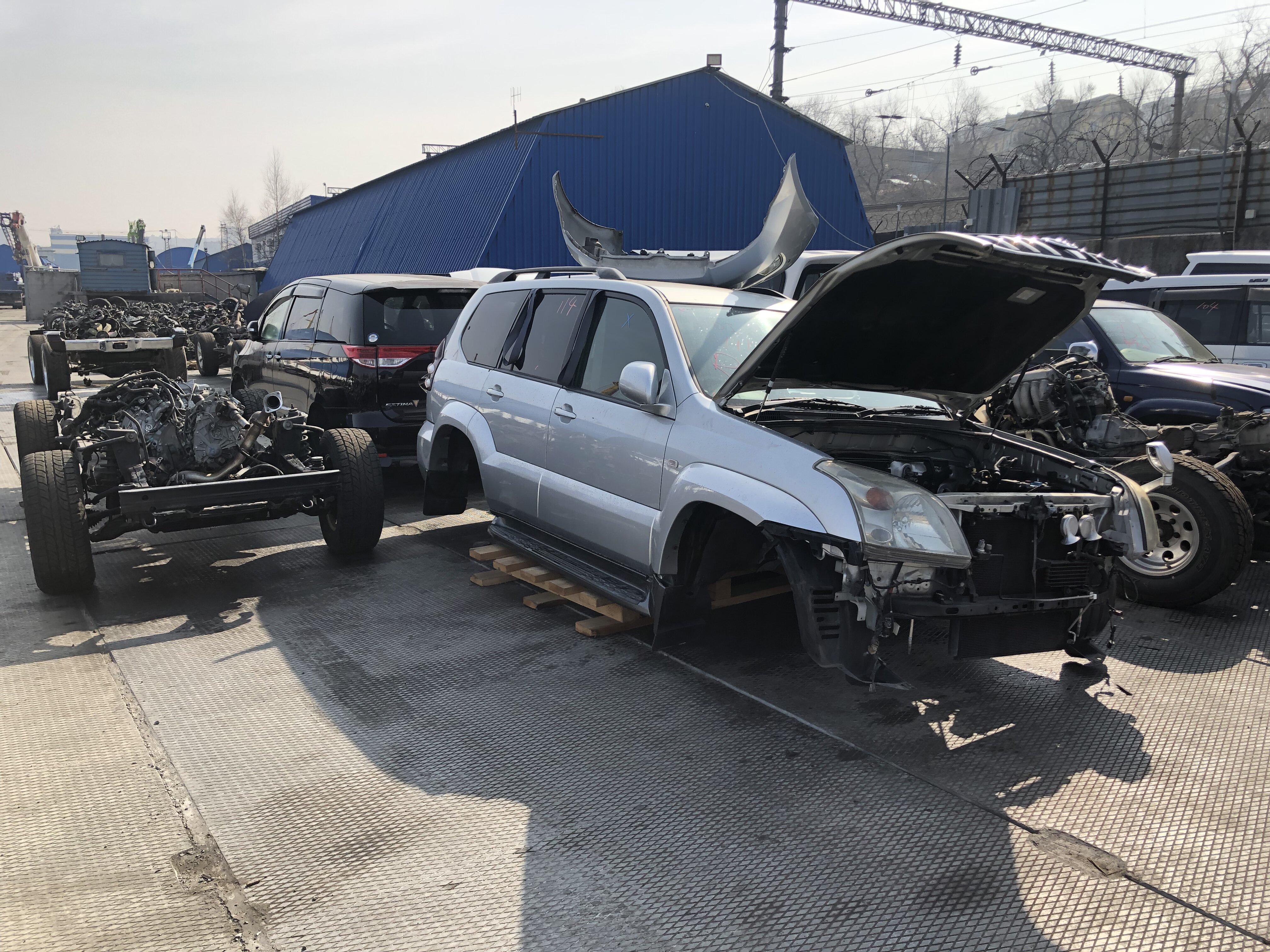 Фото разобранного конструктора Toyota LandCruiser Prado